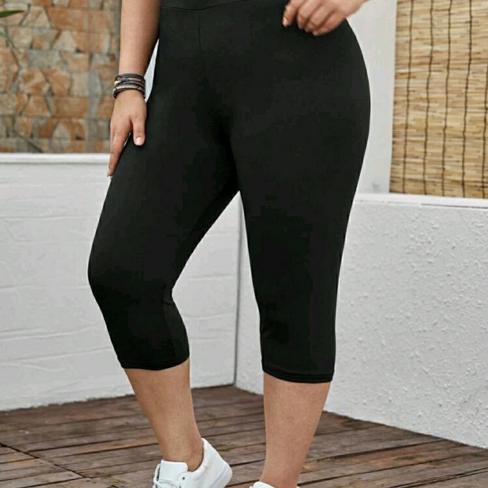 Plus Solid Capris Leggings - Picture 4 of 8